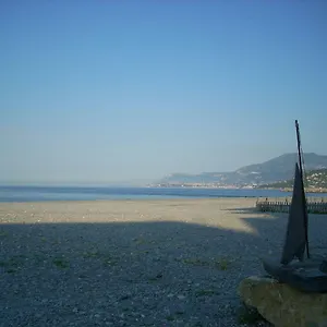 https://appartamento-al-mare-di-ventimiglia.hotelitalianriviera.com